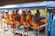 Quelques moines qui passent en bus